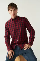 Camisa de manga larga a cuadros rojos y negros, de corte slim fit, con cuello abotonado y logo bordado en el pecho. Confeccionada en algodón.