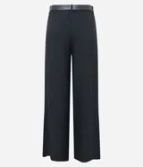 Pantalón wide leg negro de poliéster y elastano, con trabillas en la cintura, cinturón con hebilla y pliegues. Estilo sastrero.