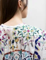 Blusa estampada marca Grand & Greene, con cuello a la base y escote en V. Tiene mangas 3/4 con puños elásticos fruncidos.
