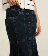 Pollera midi de jeans azul oscuro, con abotonado delantero, bolsillos y recortes.