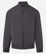 Campera bomber de poliéster color gris oscuro, con cuello alto, cierre frontal con cremallera, bolsillos laterales, mangas largas con puños ajustados y bajo con ajuste elástico.