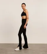 Pantalón deportivo tipo legging flare color negro, confeccionado en microfibra ligera.