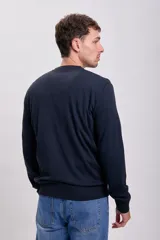 Sweater de punto azul marino con cuello en V y mangas largas.