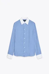 Camisa de seda a rayas verticales azules y blancas, con cuello clásico y puños blancos en contraste.