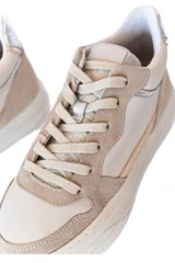 Championes de cuero color beige con detalles plateados, de caña baja y suela con plataforma.