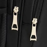 Mochila negra con bolsillo frontal, tres divisiones con cierre y capacidad para notebook. Incluye bolsillos laterales de rejilla para botellas.