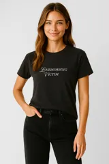 Remera negra de algodón con cuello redondo y estampado frontal con la frase "Lovebombing Victim" en color blanco.