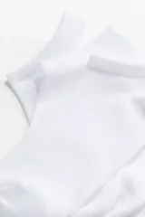 Pack de siete pares de soquetes blancos de algodón.