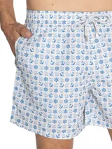 Short de baño celeste con estampado de caballitos de mar rosados. Tiene cintura elástica con cordón ajustable, bolsillos laterales y traseros.