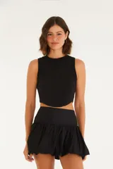 Top color beige, corte crop, con escote redondo y tirantes anchos.