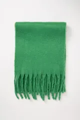 Bufanda rectangular de tejido suave color verde esmeralda con flecos en los extremos.