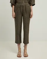 Pantalón recto negro con estampado geométrico dorado, confeccionado en algodón con bordado de poliéster.