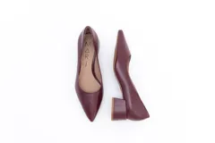 Zapato de cuero color beige, con punta fina y taco cuadrado de 5 cm.