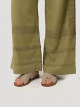 Pantalón de lino y viscosa color beige, de corte recto, con tiro alto, bolsillos laterales y ajuste en la cintura con hebillas.
