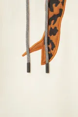 Buzo de frisa color blanco, corte oversize, con capucha y bordado de moño con estampado animal print en el delantero.