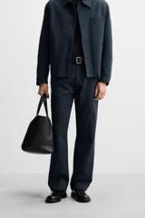 Pantalón azul marino de corte recto, confeccionado en tejido de algodón y lyocell. Cuenta con bolsillos delanteros y traseros.
