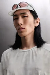 Camiseta de entrenamiento regular fit de Zara Athleticz, confeccionada en tejido técnico ligero y elástico con tecnología Quick Dry nivel 2. Presenta un estampado tipo tie-dye en tonos grises y blancos, cuello redondo, manga corta, costuras planas y termofijadas, y logo estampado en el bajo.