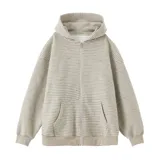 Campera con capucha y cierre frontal, color hueso con rayas horizontales finas en gris oscuro.