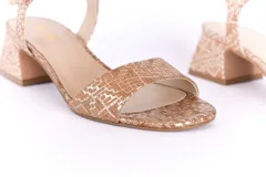 Sandalias de cuero color camel con estampado geométrico, taco cuadrado de 5 cm y tira fina con hebilla al tobillo.