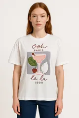 Remera blanca de algodón con estampado de limones, una taza y la frase "Lemon Tarte" en color rosa.