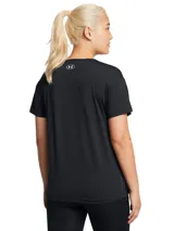 Remera deportiva color lila de manga corta con logo pequeño estampado en el pecho.