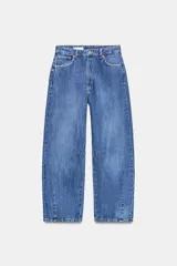 Jeans de tiro medio, estilo balloon baggy, color gris oscuro lavado. Presenta pierna muy ancha y largo completo, con aberturas sutiles en los bajos.