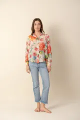 Camisa de dama estampada con palmeras color azul.