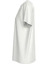 Remera blanca de algodón con cuello redondo y mangas cortas. Estampado frontal con el logo de Calvin Klein Jeans en color gris y la leyenda "Established in 1978".