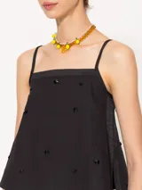 Top blanco de poplin con breteles finitos y piedras al tono en delantero y espalda. Breteles, escote y aberturas laterales terminadas con satén al tono. Cierre invisible lateral.