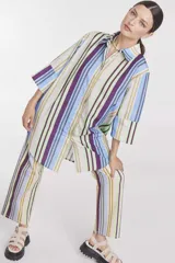 Camisa de mangas 3/4 con estampado de rayas verticales en tonos azul, verde, lila y beige.