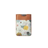 Billetera de diseño floral con cierre magnético y detalles en cuero.