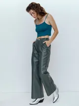 Pantalón de cuero verde oscuro, de corte recto y tiro alto.