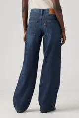 Pantalón de jean azul oscuro, de corte amplio y tiro alto.