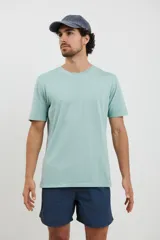 Remera verde de algodón, de corte recto y manga corta.