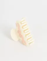 Broche para el pelo color crema con diseño de moño y mariposas en color rosa.