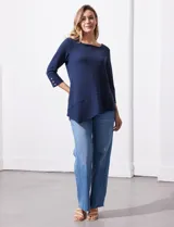 Blusa en tejido acanalado, marca Ruby Rd. Largo de mangas ¾ con abertura y botones. Terminación de ruedo asimétrico.