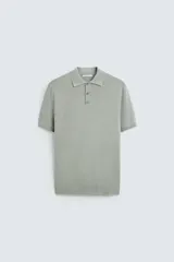 Polo de hombre color verde claro, de punto con mezcla de viscosa, corte regular fit, cuello solapa con cierre frontal de botonadura, manga corta y acabados en rib.