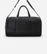 Bolso tipo valija grande color negro, con textura geométrica en relieve, cierre de cremallera, correa de mano, asa larga desmontable y tag de identificación.