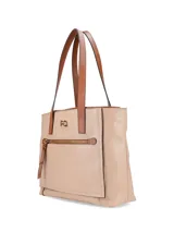 Cartera shopper de cuero vacuno color negro con detalles en marrón. Tiene logo metálico de la marca, doble asa de hombro y bolsillo frontal con cierre.