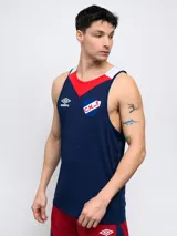 Musculosa de entrenamiento Umbro del Club Nacional de Football, color azul con detalles en blanco y cuello en V azul marino. Incluye logo de Umbro y escudo del club en el frente.