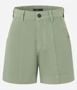 Short de mujer de sarga color beige claro, tiro alto, con pespuntes contrastantes en color blanco o crema. Presenta un corte regular y bolsillos delanteros y traseros.