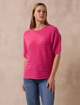 Buzo tejido acanalado color fucsia, marca Ninety, con mangas cortas japonesas y cuello redondo.