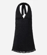 Vestido corto negro con escote profundo, breteles que se atan al cuello y espalda descubierta. Confeccionado en encaje texturizado con forro interno y ruedo con encaje.