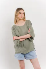 Blusa verde oliva de lino, de corte holgado, mangas 3/4 y cuello redondo.