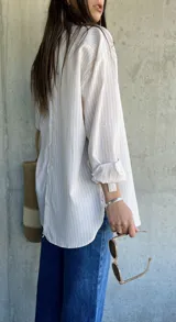 Camisa liviana y fresca de rayas beige, con botones delanteros y traseros, diseño holgado.
