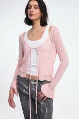 Cárdigan calado color blanco con mangas largas y lazo de ajuste frontal.