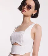 Blusa cropped de sarga color blanco, con escote cuadrado, breteles anchos, lastex en la espalda y detalle cutout debajo del busto.