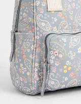 Mochila negra de cuerina con doble asa corta de mano con textura, correas regulables, cierre superior, bolsillo frontal con cierre, bolsillos laterales y tag en relieve.