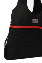 Bolso rojo tipo tote con bolsillo de red en la parte inferior y correa larga ajustable.