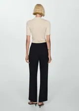 Pantalón de vestir color beige, de corte wide leg, tiro medio y pinzas frontales.